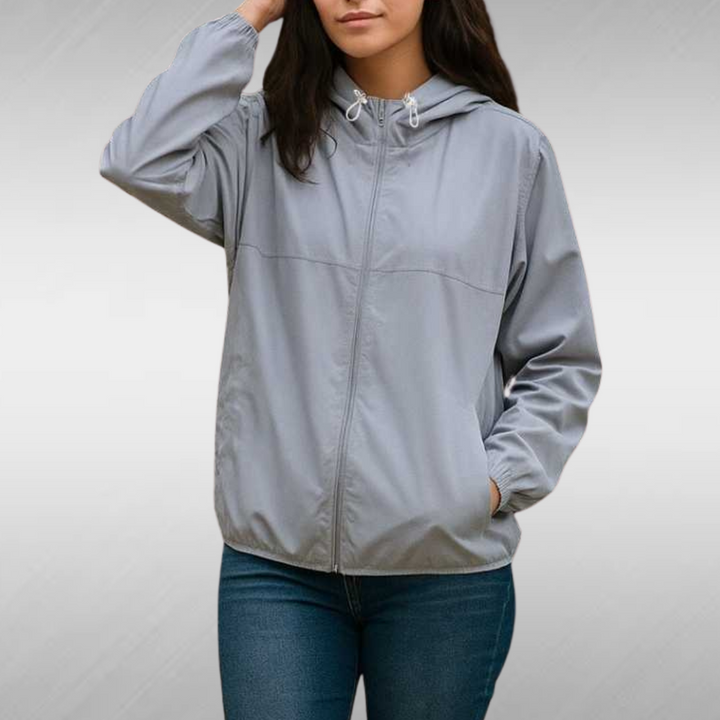 Chaqueta Nature Flow en color gris claro, puesta, de frente