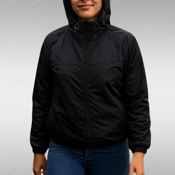 Chaqueta Nature Flow en color negro, puesta, con capucha