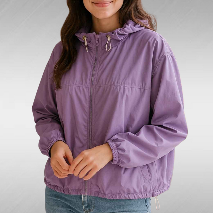 Chaqueta Nature Flow en color lila, puesta, de frente