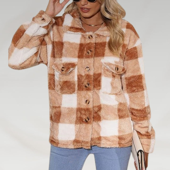 Chaqueta tipo camisa para dama en color camel, puesta