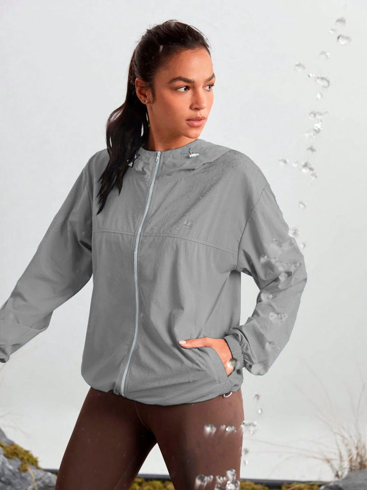 Chaqueta Nature Flow en color gris claro, puesta