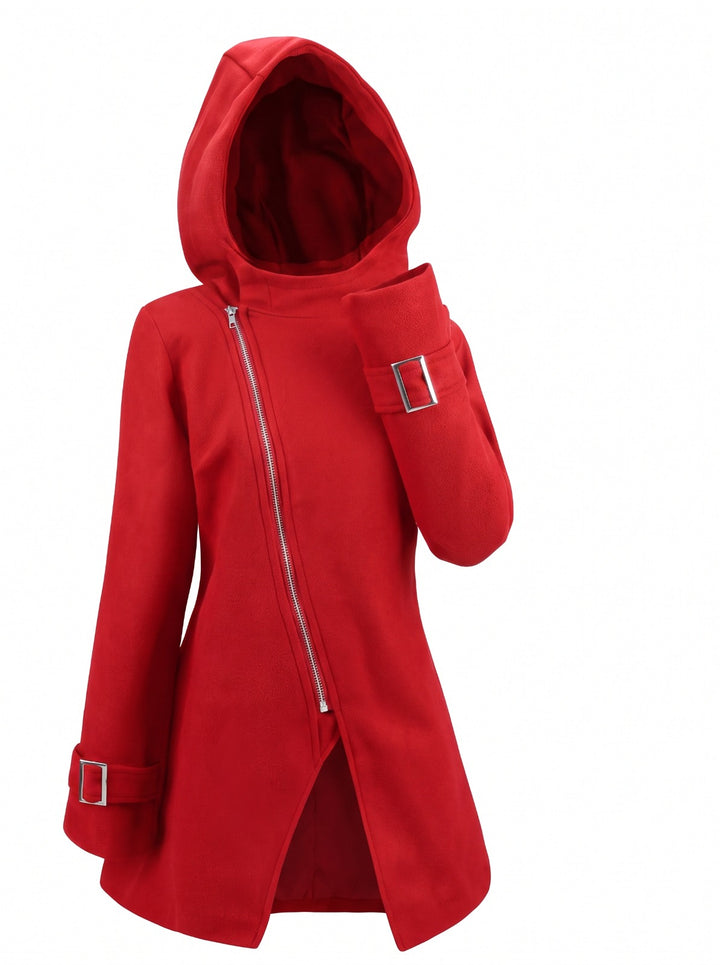 Chaquetón estilo cruzado para dama en color rojo, de frente, con la capota puesta