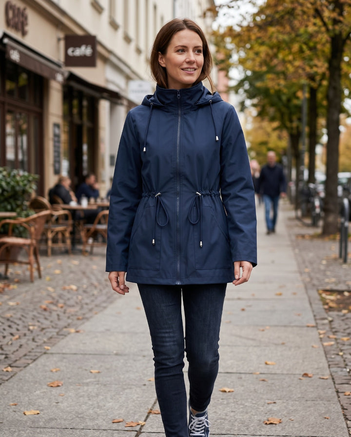 Chaqueta impermeable térmica en color azul oscuro, puesta