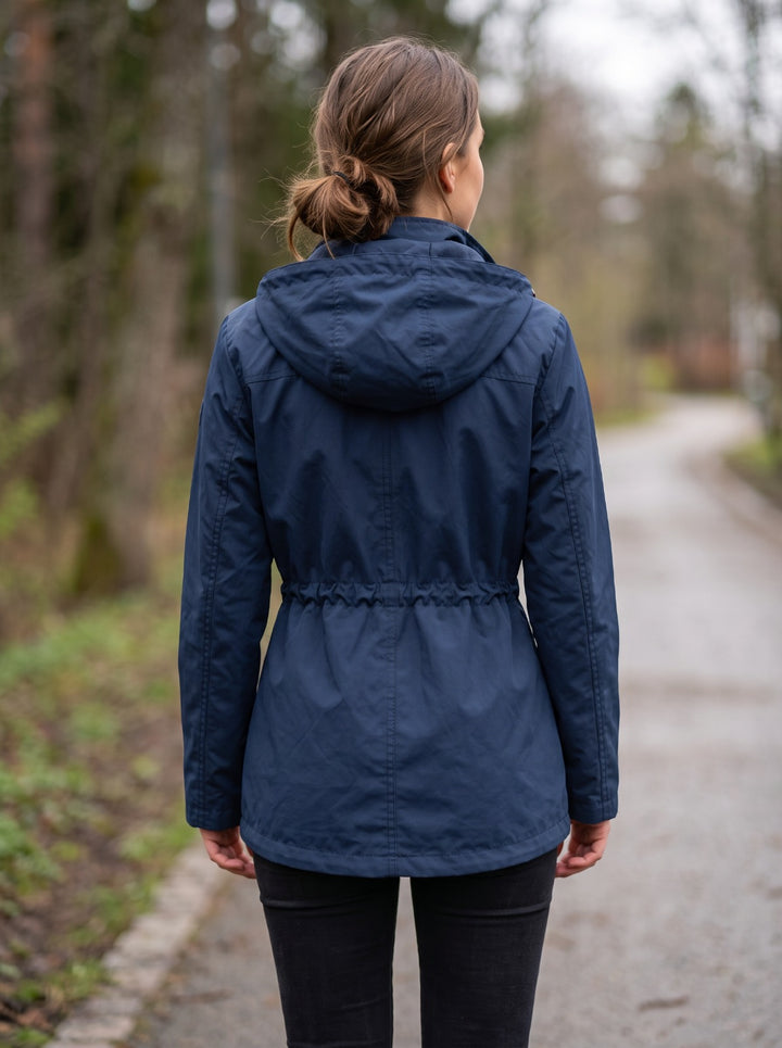Chaqueta impermeable térmica en color azul oscuro, puesta, de espalda