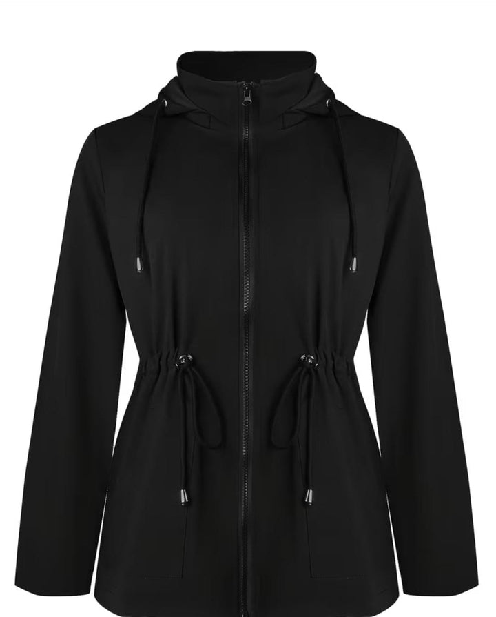Chaqueta impermeable térmica en color negro, de frente