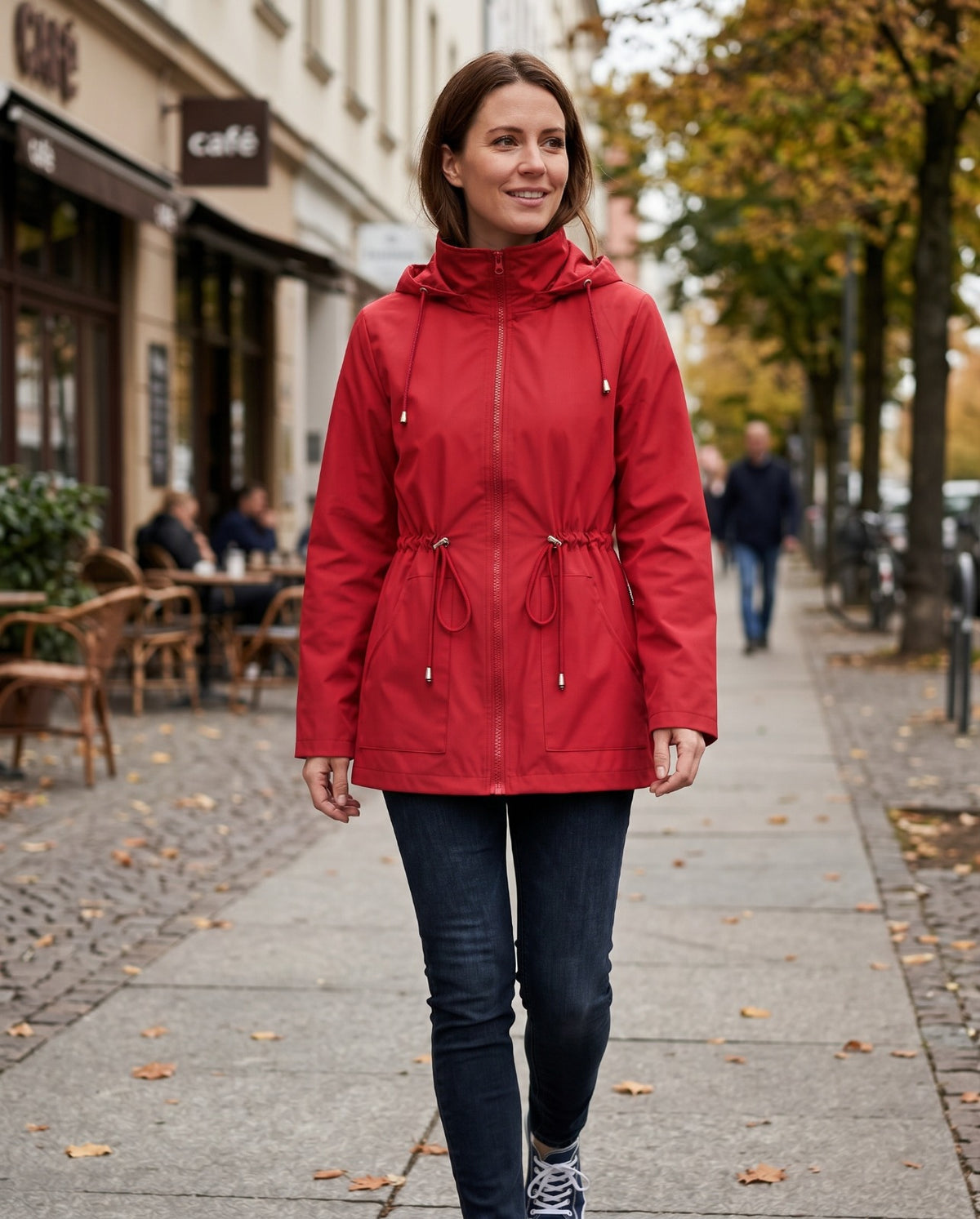 Chaqueta impermeable térmica en color rojo, puesta