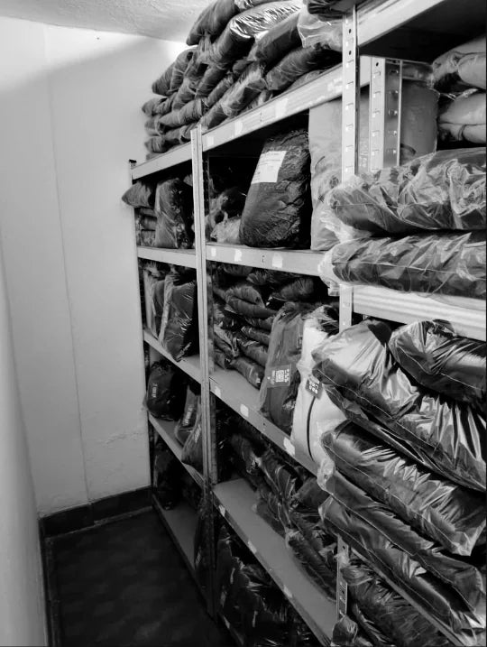 Bodega de MAGIC WORLD con chaquetas y buzos empacados en estantes